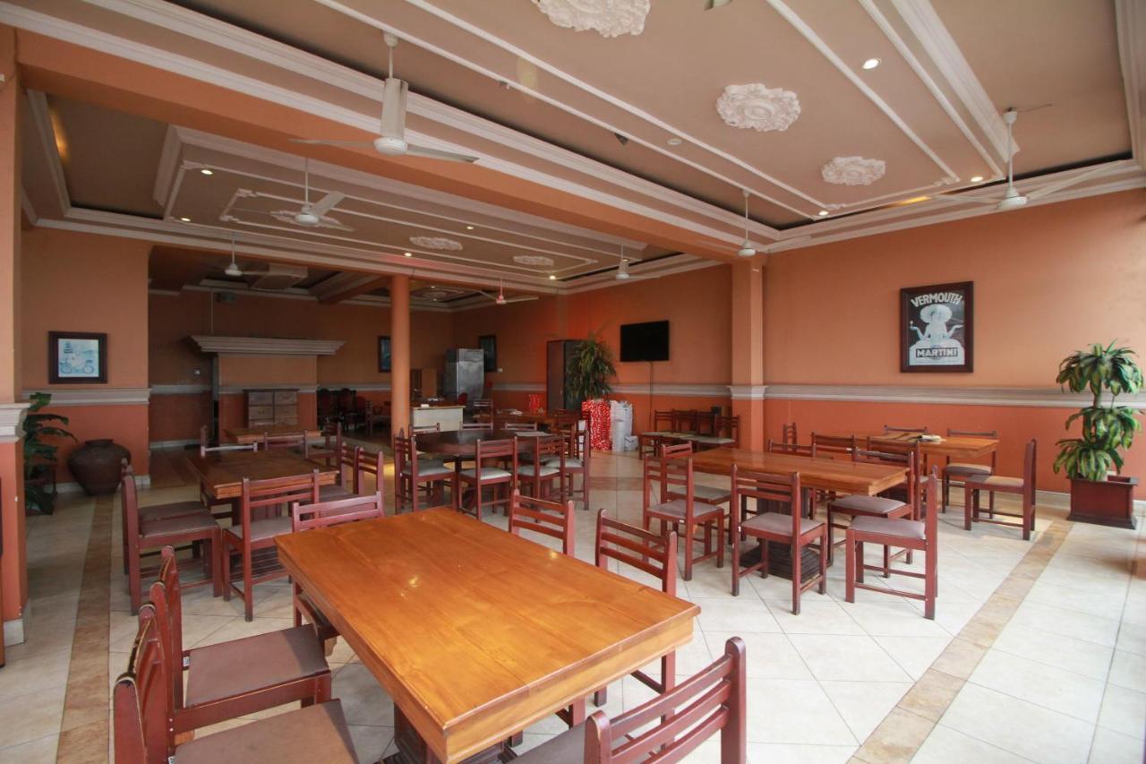 Oyo 317 Choy'S Waterfront Residence Negombo Exterior foto